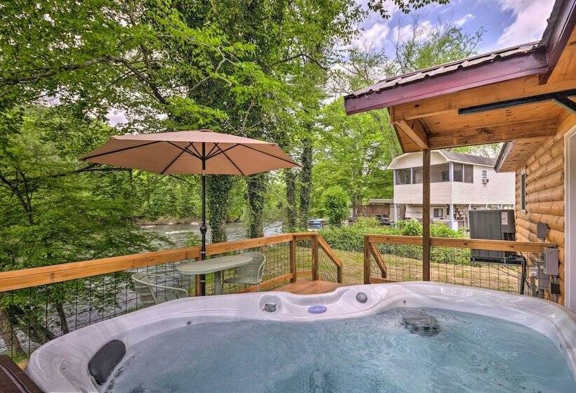 Waterfront Cabin W/ Hot Tub On Tuckasegee River!