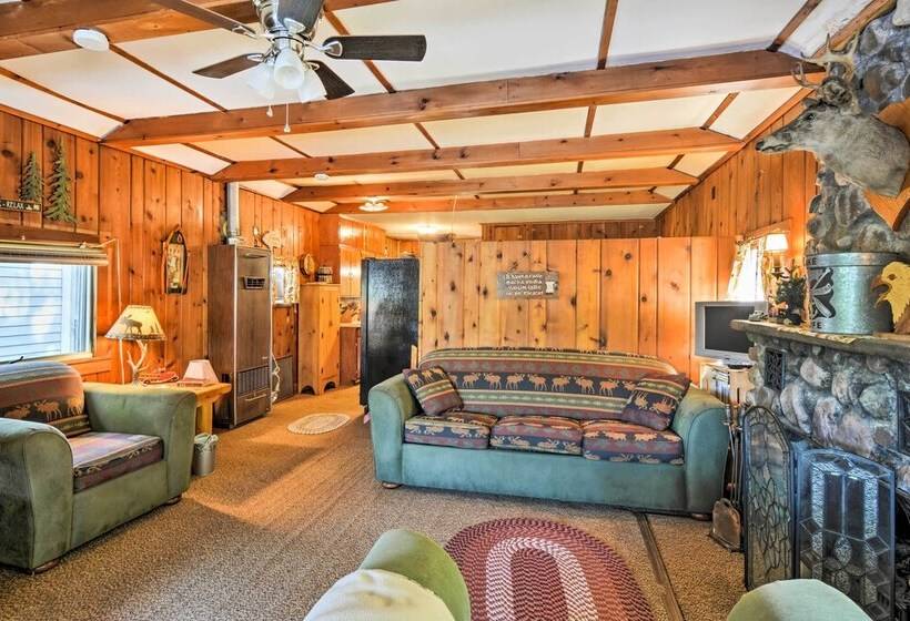 Northern Michigan Lake House W/ Boat Dock + Kayaks