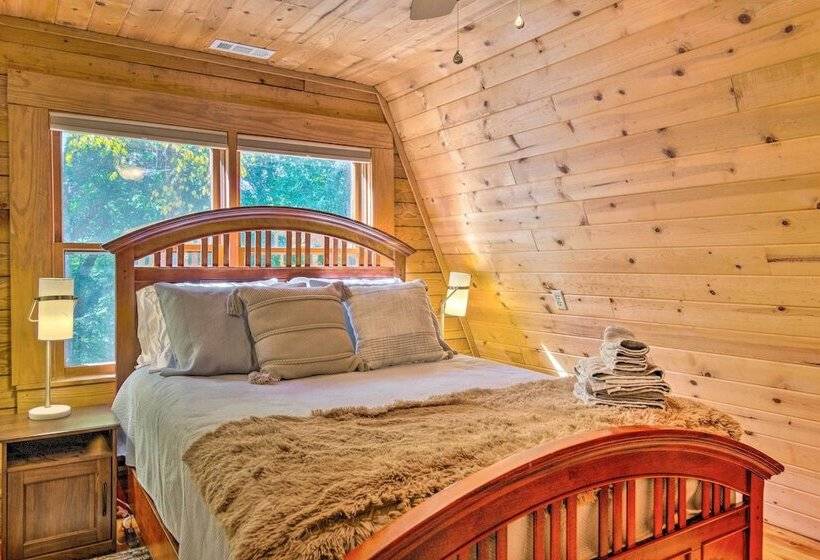 Waynesville Cabin With Hot Tub & Mountain Views!