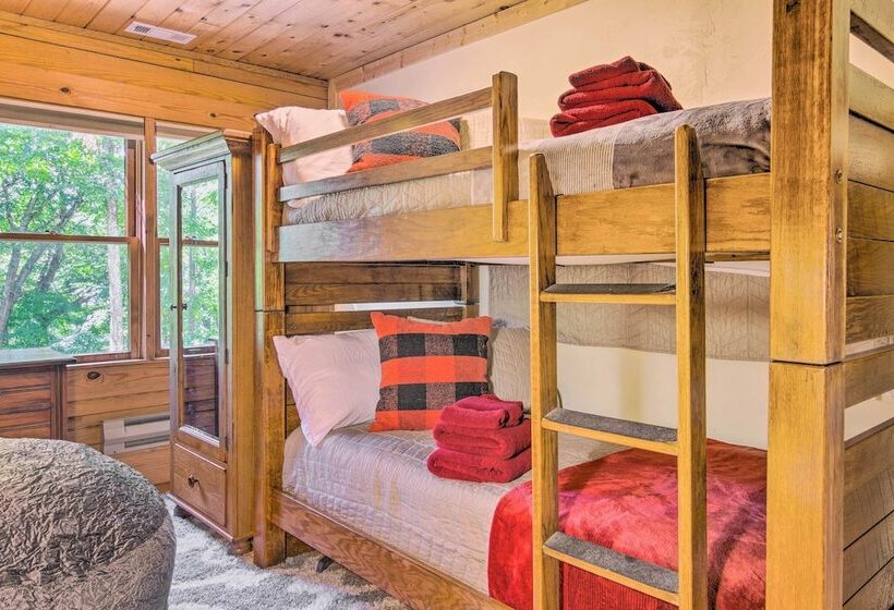 Waynesville Cabin With Hot Tub & Mountain Views!