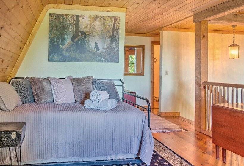 Waynesville Cabin With Hot Tub & Mountain Views!