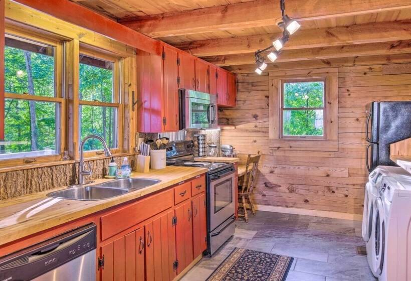 Waynesville Cabin With Hot Tub & Mountain Views!