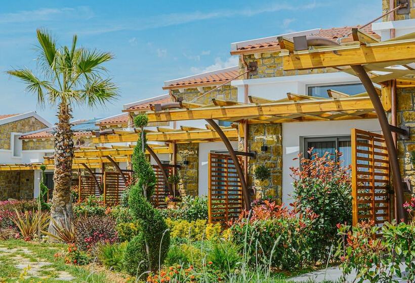 Akrolithos Luxury Suites