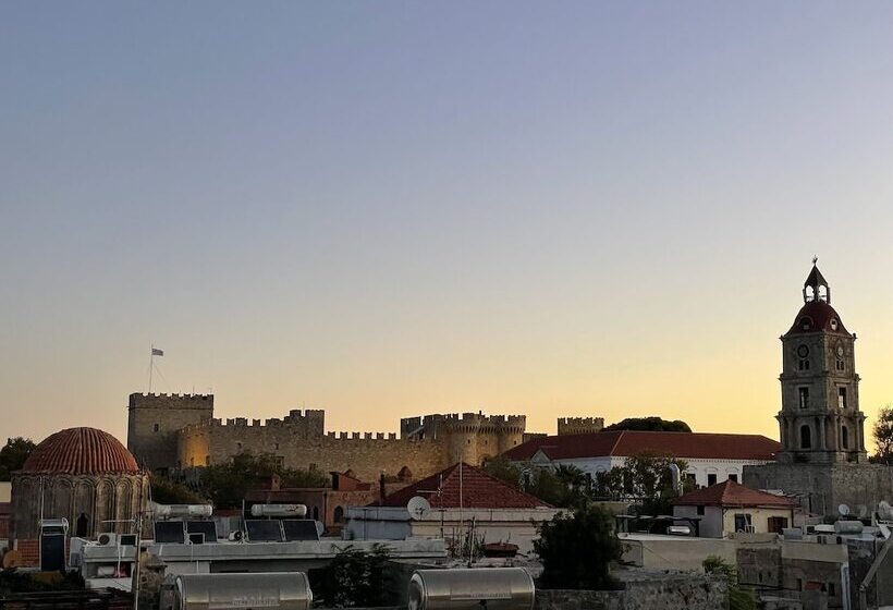 ベッドアンドブレックファースト Midgard Suites   Medieval Town