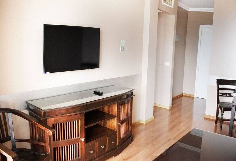 Coral La Quinta Park Suites