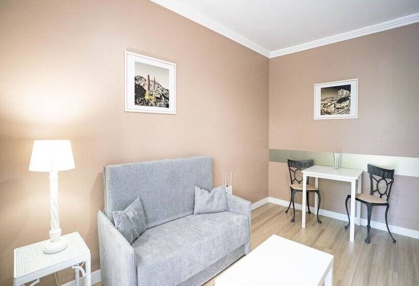 Coral La Quinta Park Suites