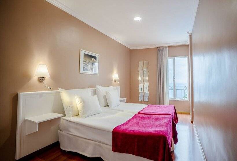 Coral La Quinta Park Suites