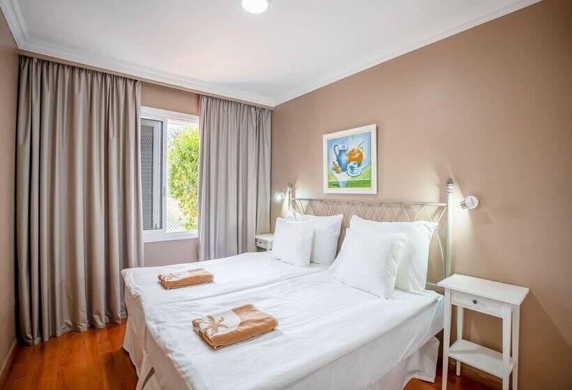 Coral La Quinta Park Suites