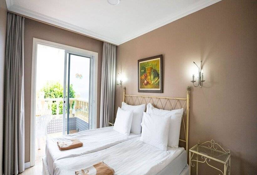 Coral La Quinta Park Suites