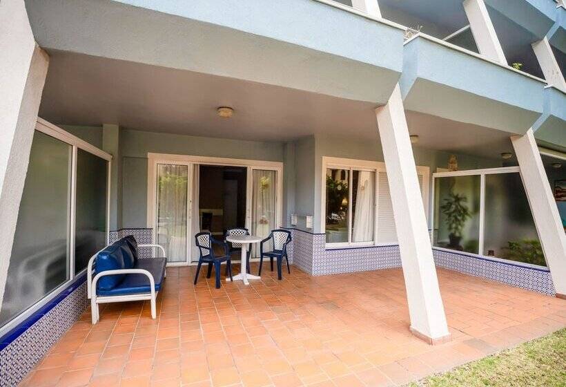 Coral La Quinta Park Suites