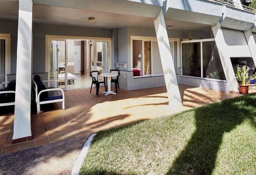 Coral La Quinta Park Suites