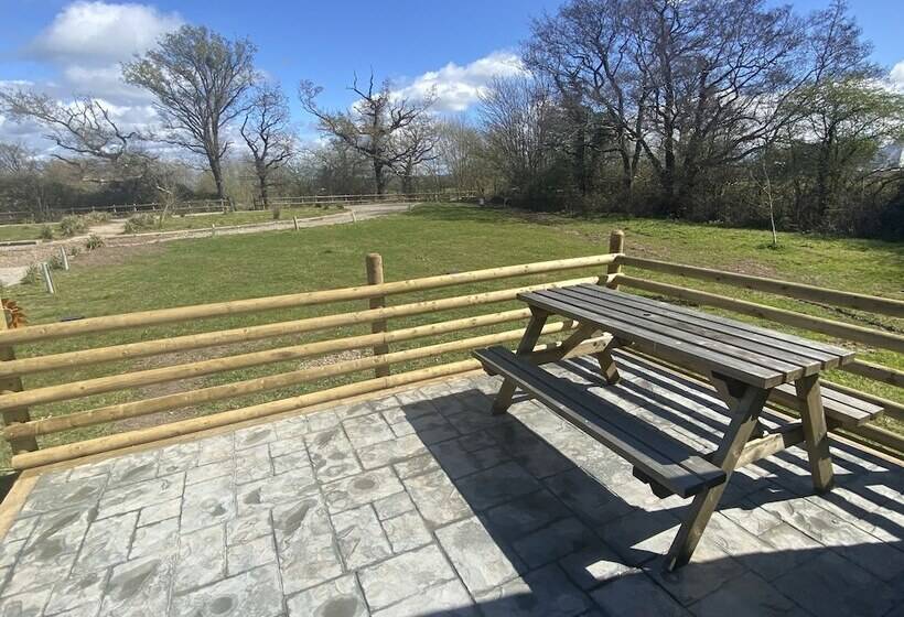 Отель 1 Bed Pod Cabin In Beautiful Surroundings Wrexham