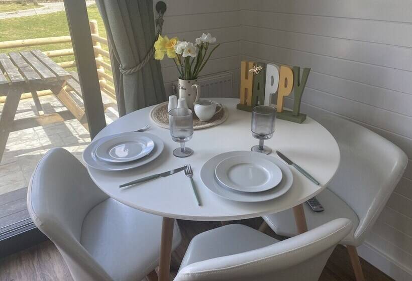 Отель 1 Bed Pod Cabin In Beautiful Surroundings Wrexham