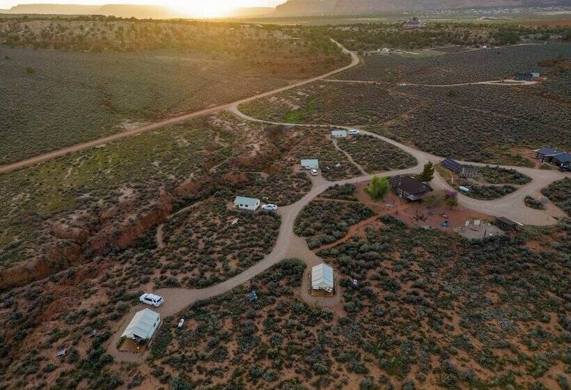 Отель Basecamp 37°