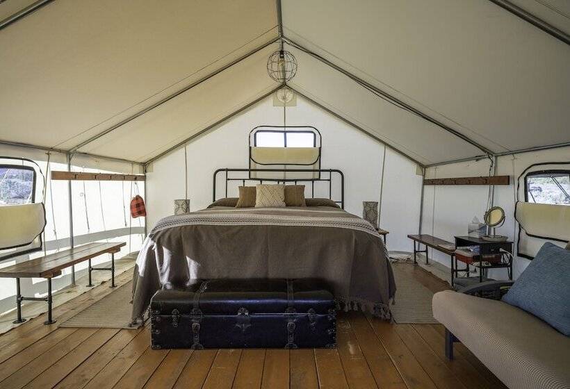 Отель Basecamp 37°