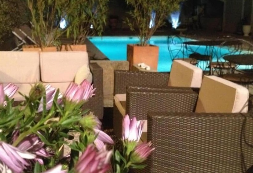 호텔 Hôtel Les Magnanarelles