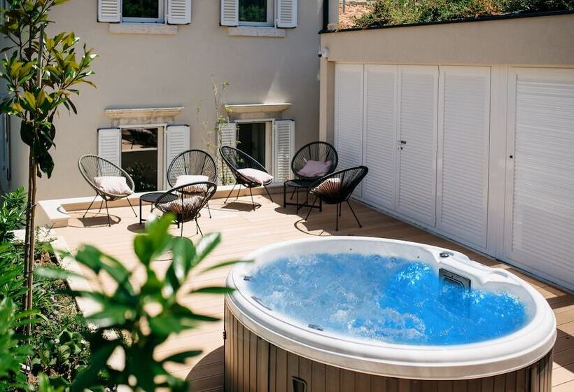 בית מלון כפרי Kala Luxurys By Duhomes