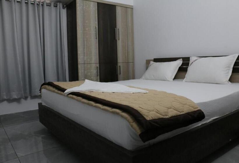 فندق Lakshmi Tourist Home