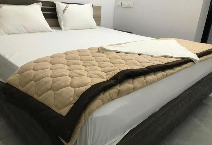فندق Lakshmi Tourist Home
