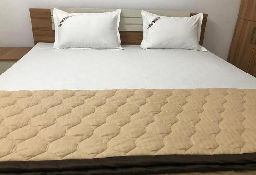 فندق Lakshmi Tourist Home