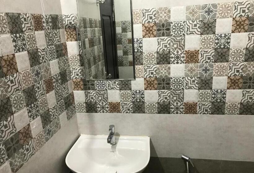 فندق Lakshmi Tourist Home