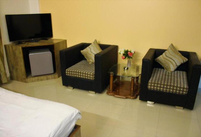 فندق Niraj International