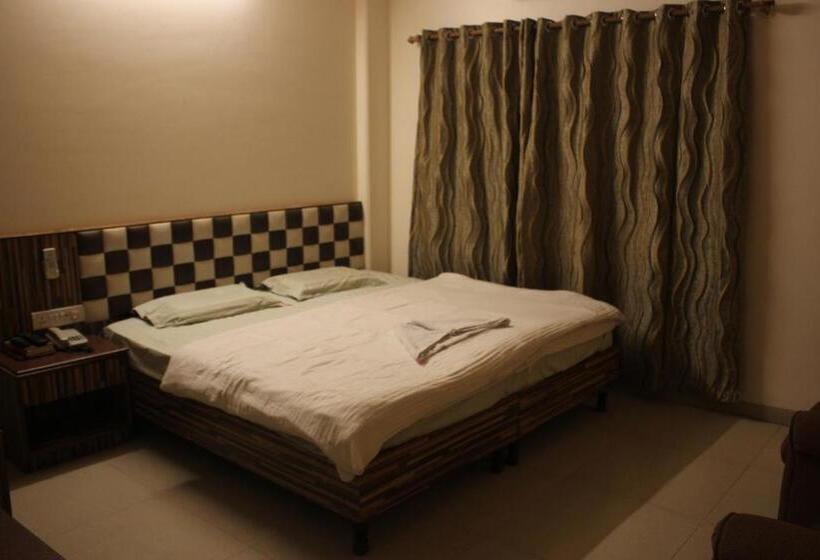 فندق Niraj International