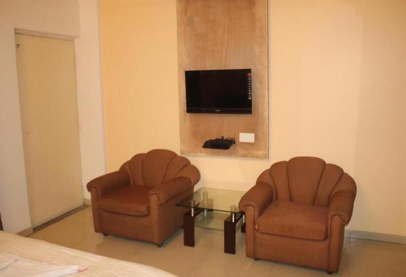 فندق Niraj International