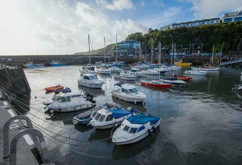 ホテル Ocean Cabins No 10 At The Square Saundersfoot