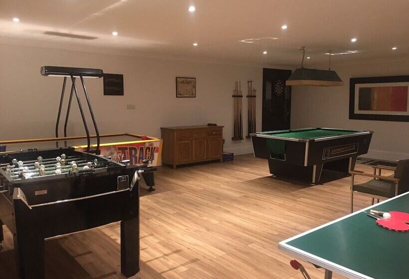 田舎風ホテル Suffolk Retreats For Up To 24 Guests With Hot Tub