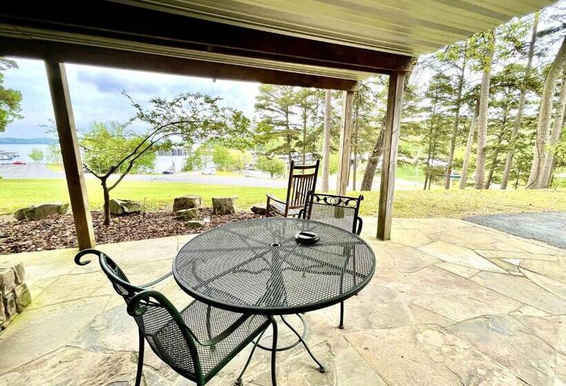 Lake View Queen Guest Room With Two Queens, Sleeper Sofa And Deck Overlooking Lake Ouachita, Hotel R