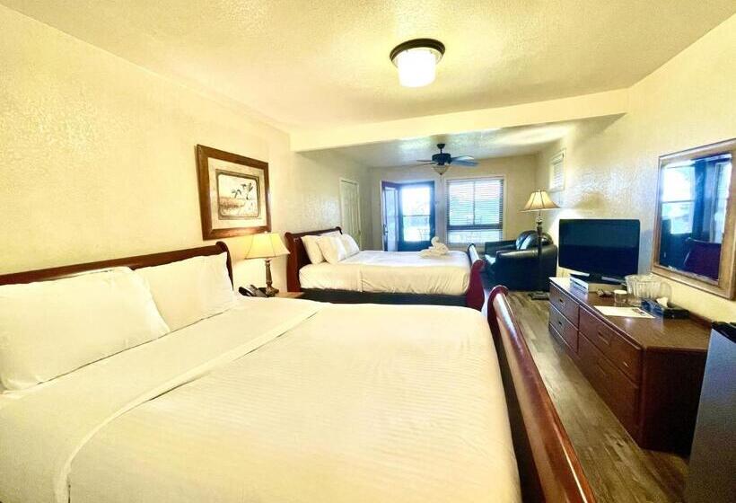 Lake View Queen Guest Room With Two Queens, Sleeper Sofa And Deck Overlooking Lake Ouachita, Hotel R