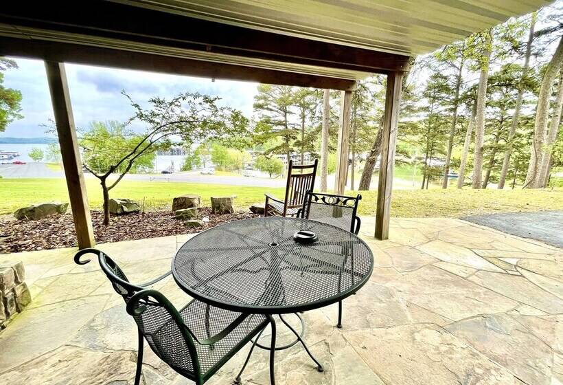 Lake View Queen Guest Room With Two Queens, Sleeper Sofa And Deck Overlooking Lake Ouachita, Hotel R