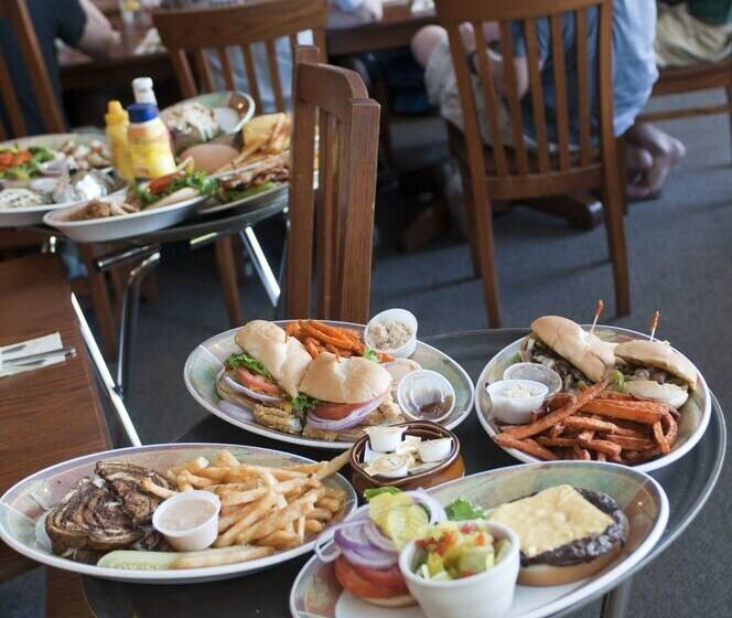 Lake View Queen Guest Room With Two Queens, Sleeper Sofa And Deck Overlooking Lake Ouachita, Hotel R