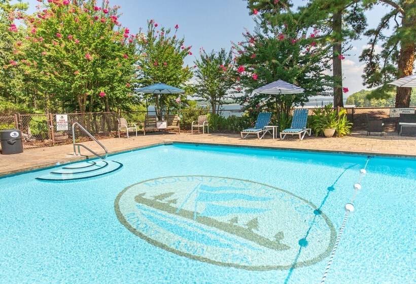 Lake View Queen Guest Room With Two Queens, Sleeper Sofa And Deck Overlooking Lake Ouachita, Hotel R