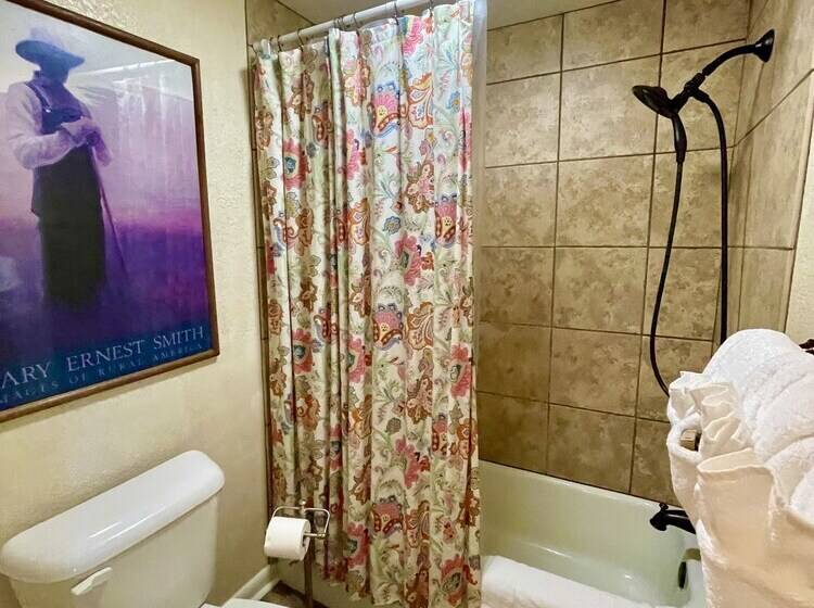 Lake View Queen Guest Room With Two Queens, Sleeper Sofa And Deck Overlooking Lake Ouachita, Hotel R