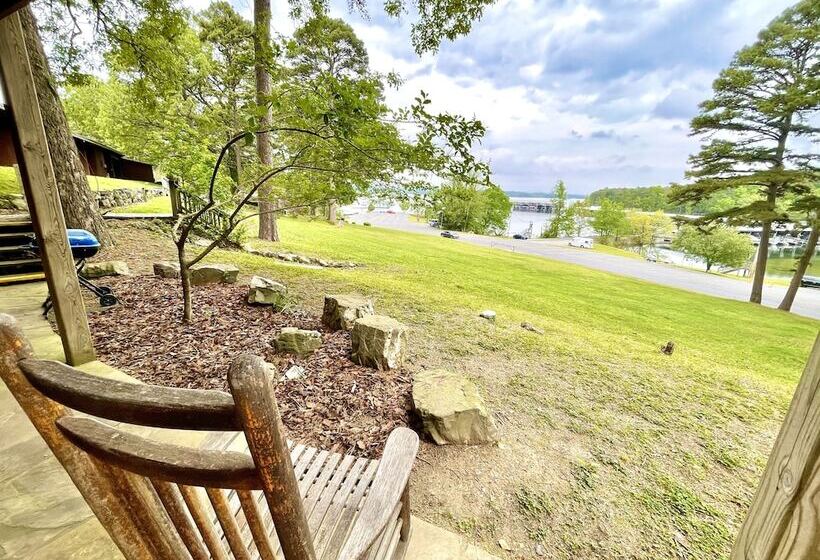 Lake View Queen Guest Room With Two Queens, Sleeper Sofa And Deck Overlooking Lake Ouachita, Hotel R