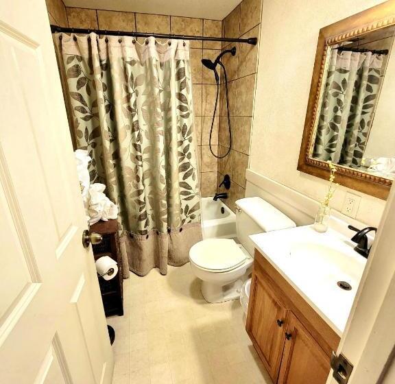 Lake View Queen Guest Room With Two Queens, Sleeper Sofa And Patio Overlooking Lake Ouachita,