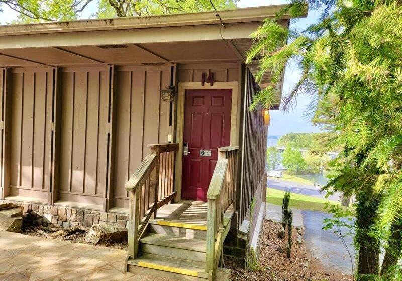 Lake View Queen Guest Room With Two Queens, Sleeper Sofa And Patio Overlooking Lake Ouachita,