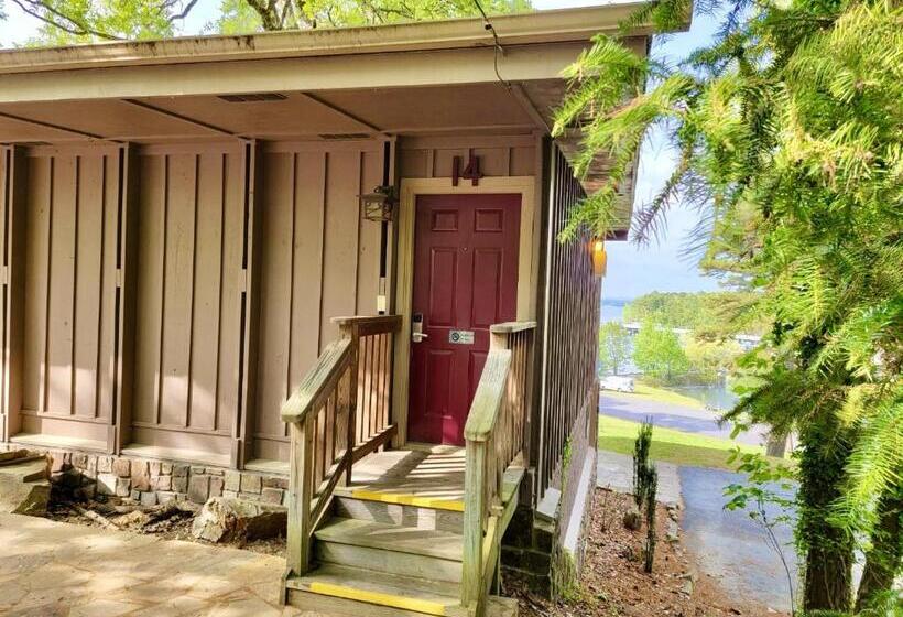 Lake View Queen Guest Room With Two Queens, Sleeper Sofa And Patio Overlooking Lake Ouachita,
