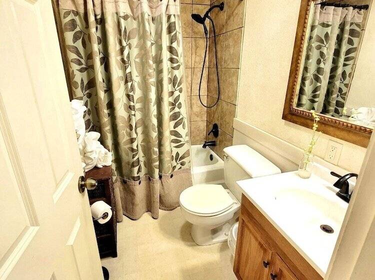 Lake View Queen Guest Room With Two Queens, Sleeper Sofa And Patio Overlooking Lake Ouachita,