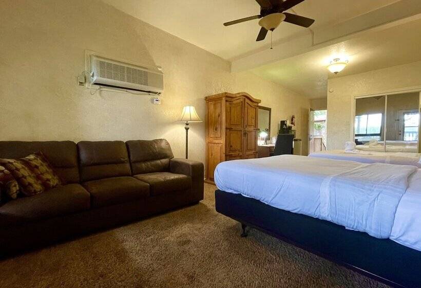 Lake View Queen Guest Room With Two Queens, Sleeper Sofa And Patio Overlooking Lake Ouachita,