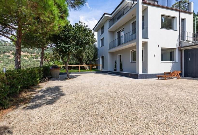 Luxury Apartment In Modern Villa Unit 1