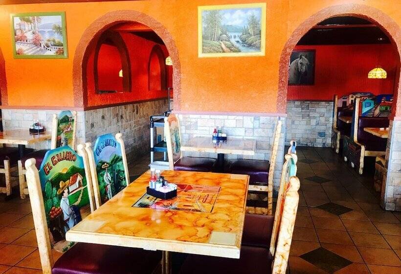 فندق على الطريق Milan Inn & Suites