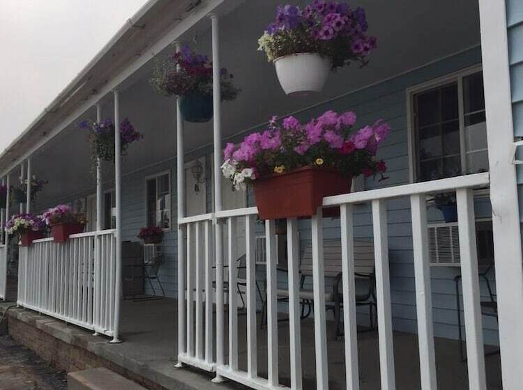 מוטל Going To The Sun Inn & Suites