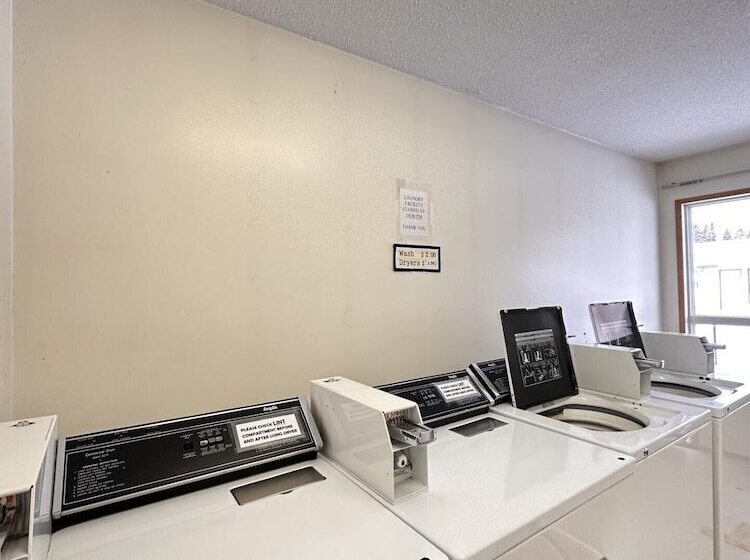 فندق على الطريق Howard Johnson By Wyndham Edson