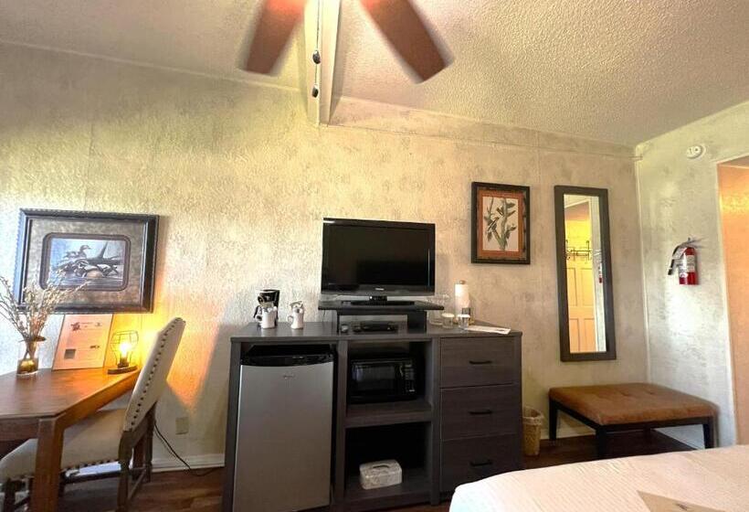 Mountain Harbor King Guest Room On Lake Ouachita By Redawning