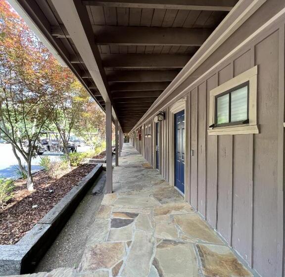 Mountain Harbor Queen Guest Room On Lake Ouachita