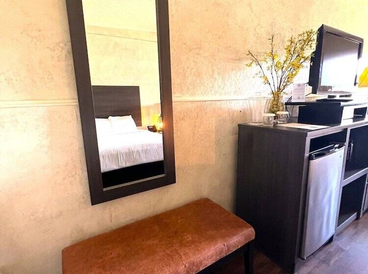 Mountain Harbor Queen Guest Room On Lake Ouachita