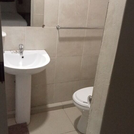 بنسيون Emampingeni Lodge